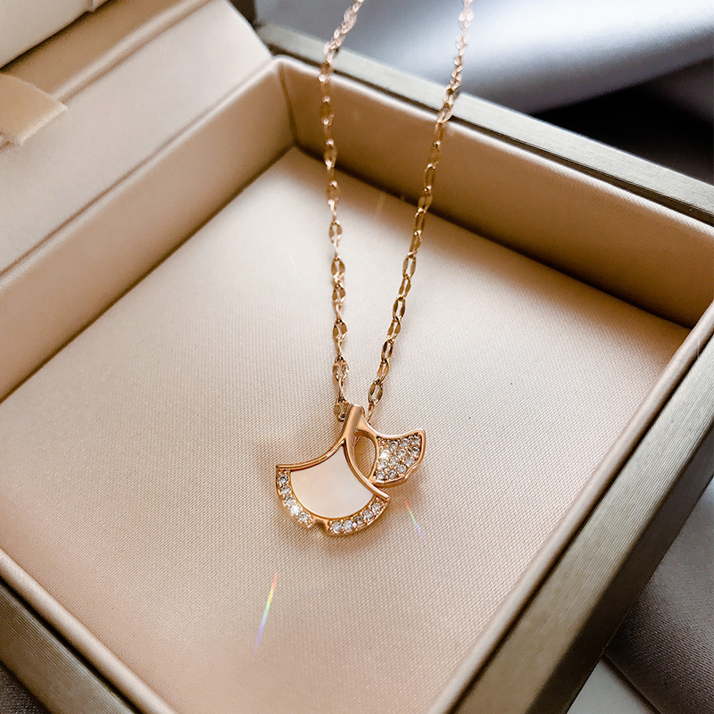Fan-Shaped Shell Female Clavicle Chain Niche Style Titanium Steel Ginkgo Leaf