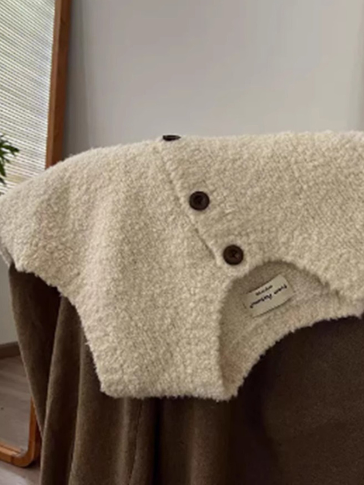 French Retro Alpaca Fleece V-Neck Sweater Vest - Chic & Slimming Outerwear for Spring/Autumn Layering
