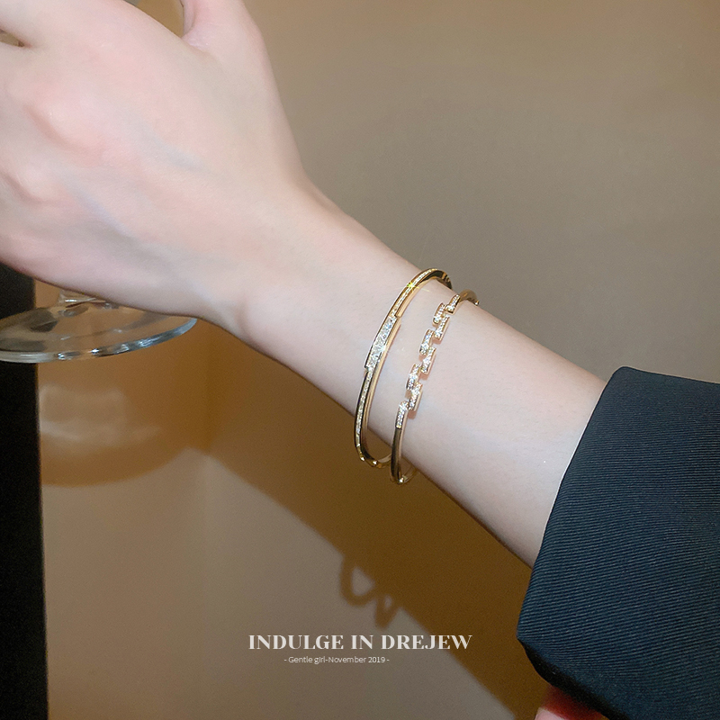 Women's Bracelet 2025 New Arrival Light Luxury Minority Exquisite Hand Toy Bracelet Fancy Gold Retro Bracelet Accessories