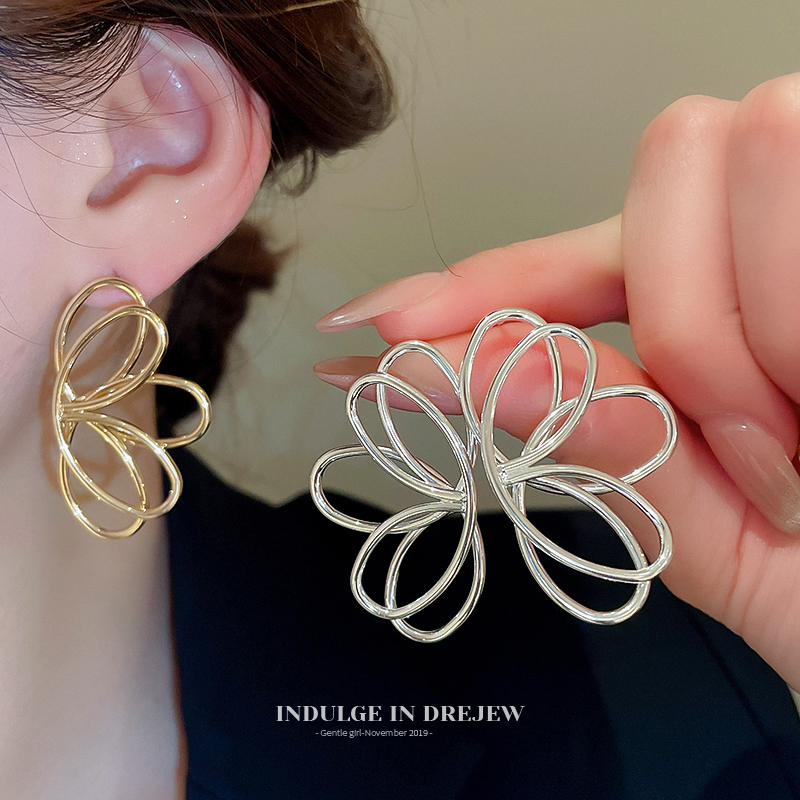 Eye-Catching Hollow Petal Stud Earrings Accessible Luxury Fancy Dignified Generous Style Metal Earrings 2025 New Arrival Simple Earrings Women