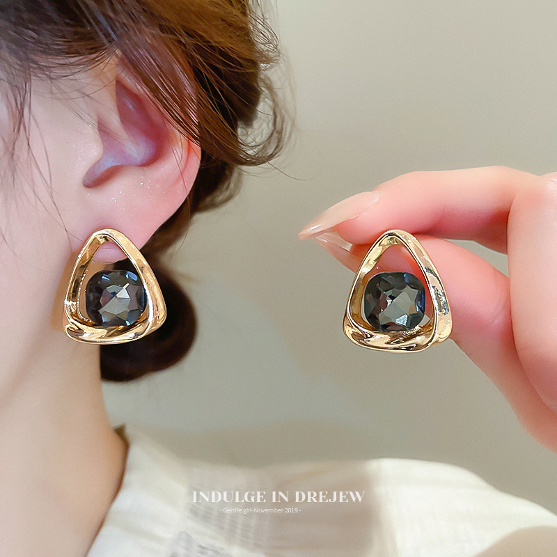 French Style Retro Geometric Triangle Zircon Stud Earrings Accessible Luxury Fancy Elegant Generous Earrings New Arrival Simple Earrings