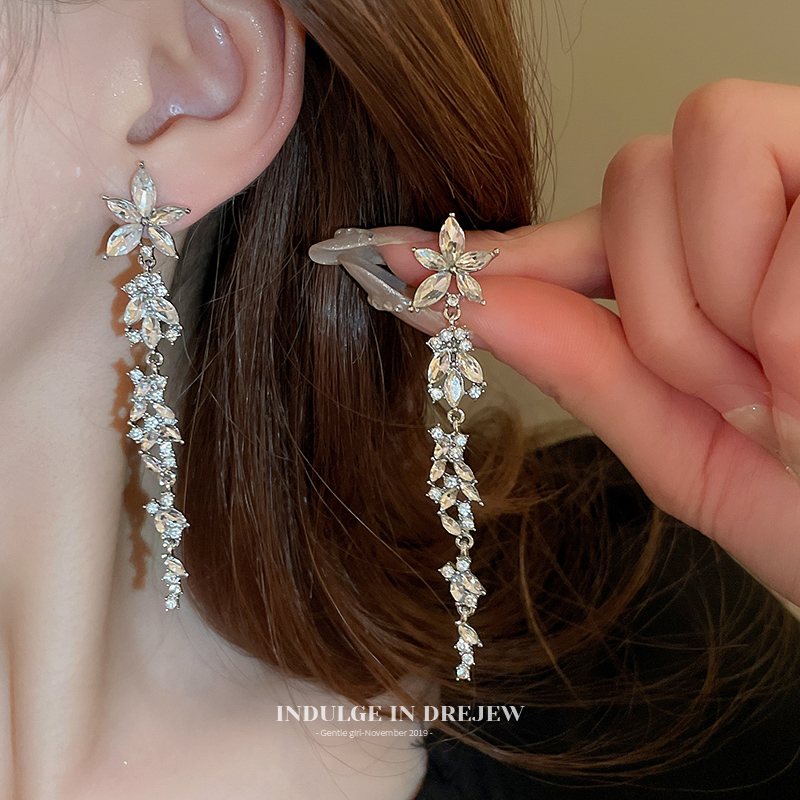 Sweet Cool Flower Tassel Stud Earrings for Women 2025 New Arrival Hot-Selling Earrings Accessible Luxury Fancy Niche Style Design Earrings Summer