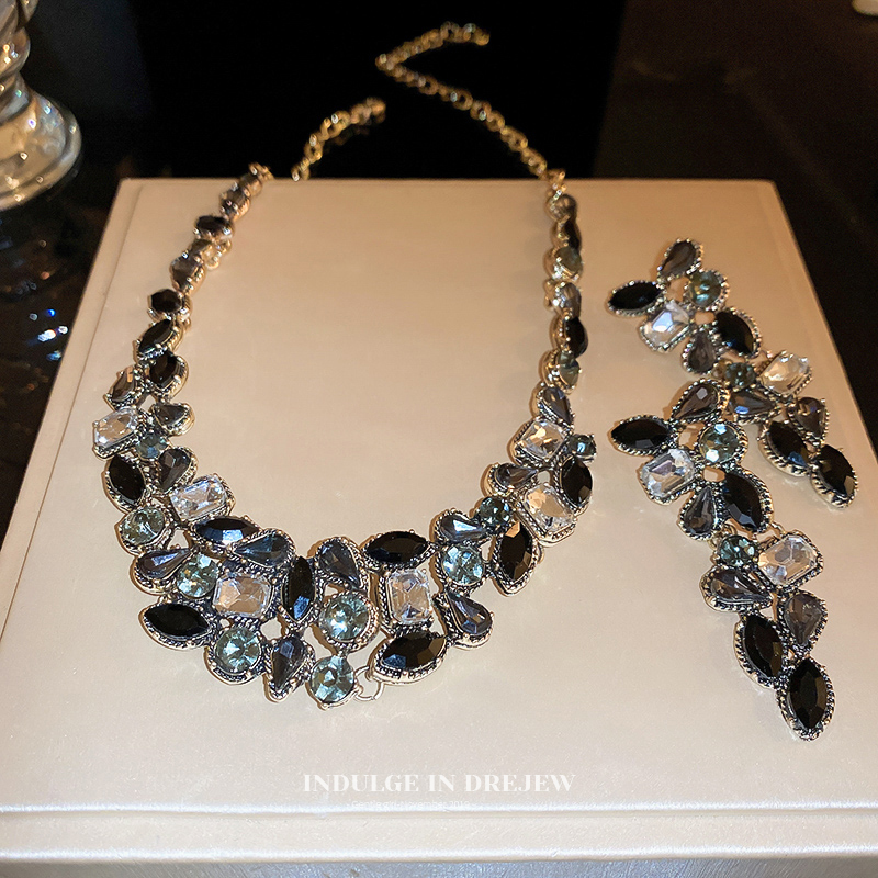 Black Crystal Necklace 2025 New Arrival Best Selling Clavicle Chain Fancy Light Luxury Minority Necklace Accessories for Women