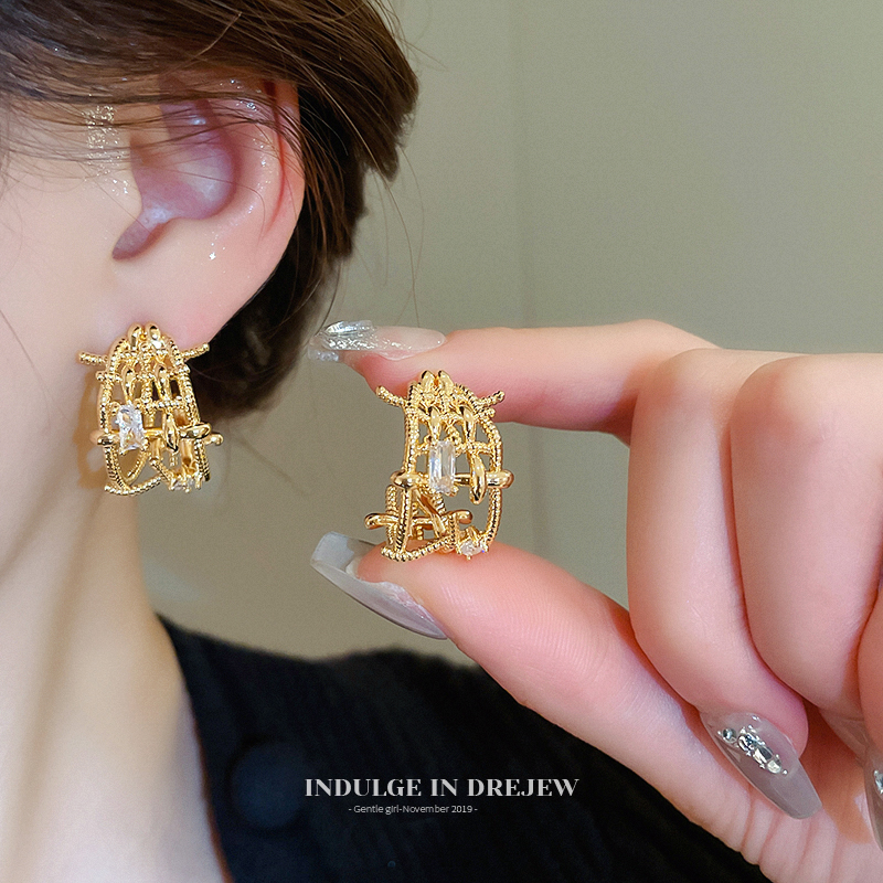French Style Gold Wide Face Stud Earrings Accessible Luxury Fancy Elegant Hollow Stud Earrings Unique Niche Style Design Earrings Women