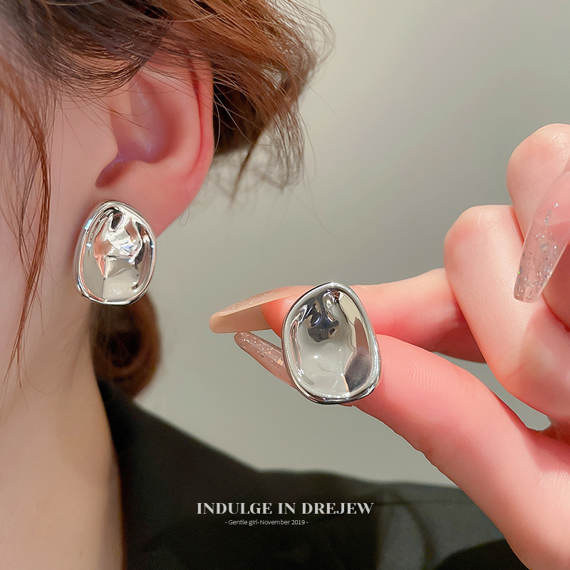 Earrings Niche Design Classy Stud Earrings New Arrival 2025 Best Selling Unique Accessible Luxury Simple Metal Earrings for Summer Women