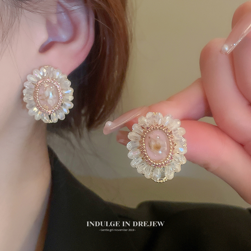 Accessible Luxury Gold Flower Stud Earrings French Style Fancy Elegant Unique Earrings Niche Design Personalized Earrings Women