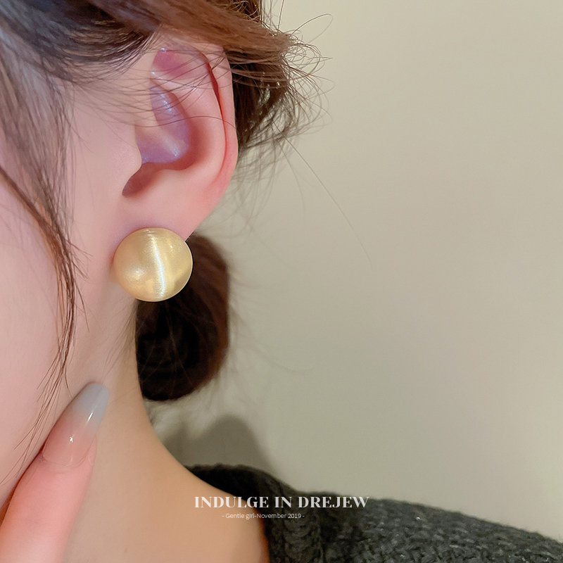Earrings Niche Design Classy Small Ear Studs 2025 New Arrival Trendy Style Accessible Luxury Golden Earrings Women
