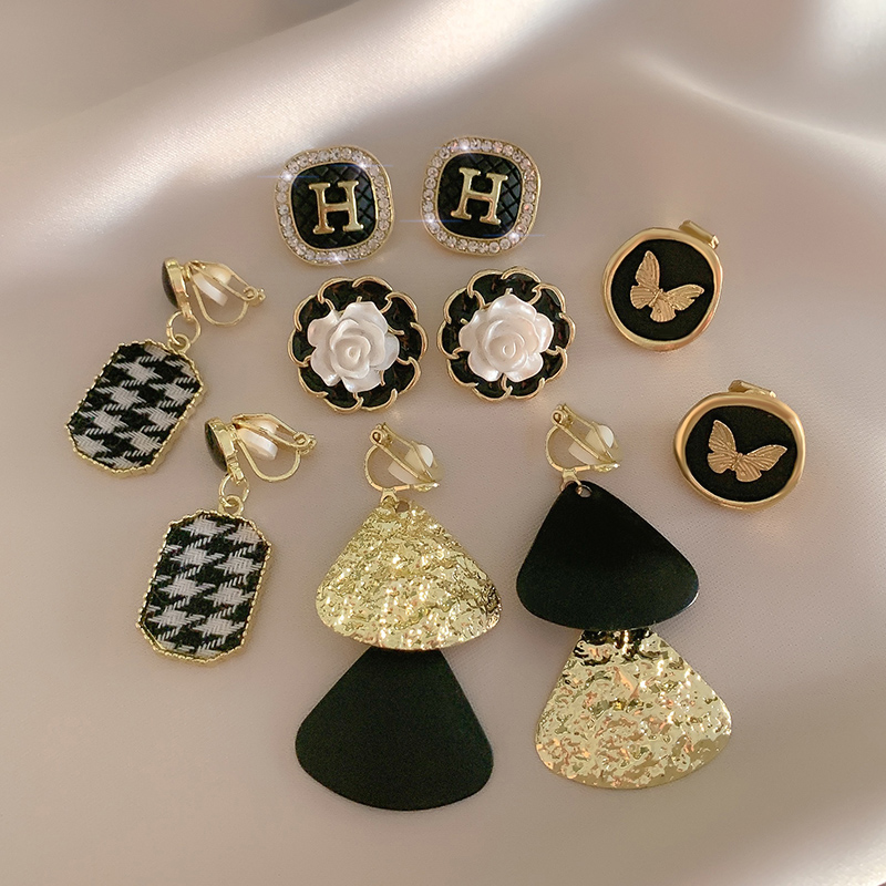 Black Ear Clip for Women without Pierced Ears Accessible Luxury Classy Niche Style Design Sense Earrings Japan and South Korea Internet Hot Elegant Classic Style Earrings