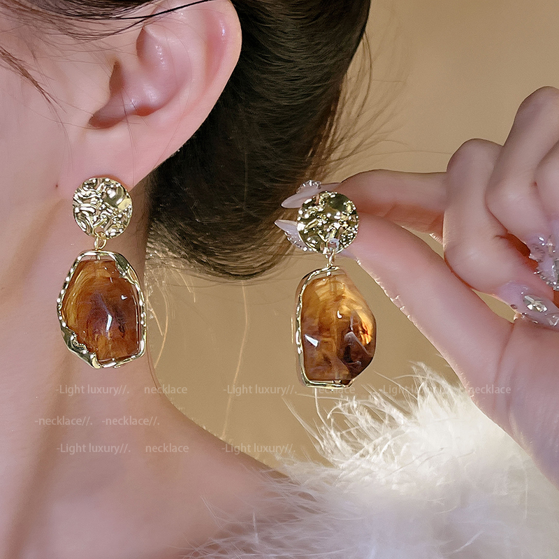 Fall and Winter Retro Stud Earrings 2023 New Arrival Trendy Niche Design Brown Earrings Minimalist Refined Wild Earrings Women