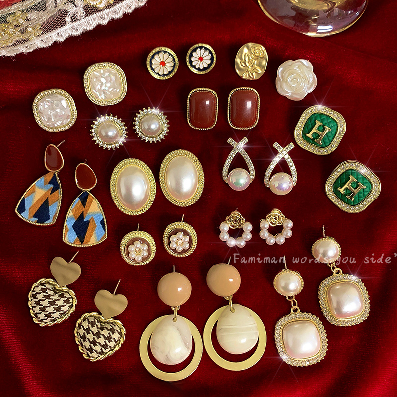 Retro Hong Kong Style Hepburn Earrings for Women Fancy Elegant Palace Style Baroque Pearl Earrings French Minority Earrings