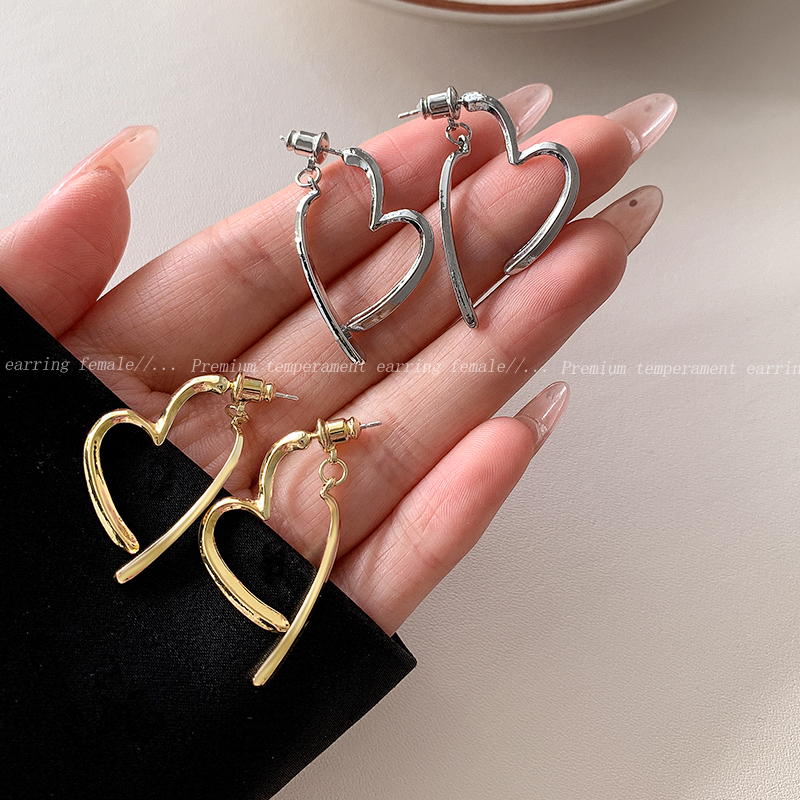 Cold Style Silver Love Heart Earrings Women's Niche Design Fancy Ear Studs 2023 New Arrival Western Style Graceful Earrings