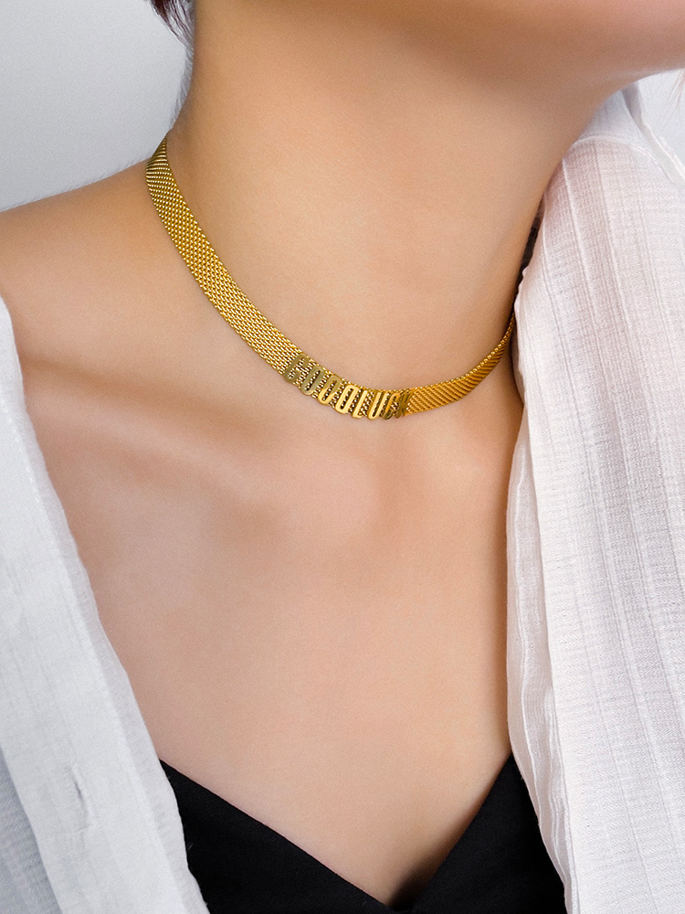 Women's Niche Design Letter Titanium Short Sweater Chain