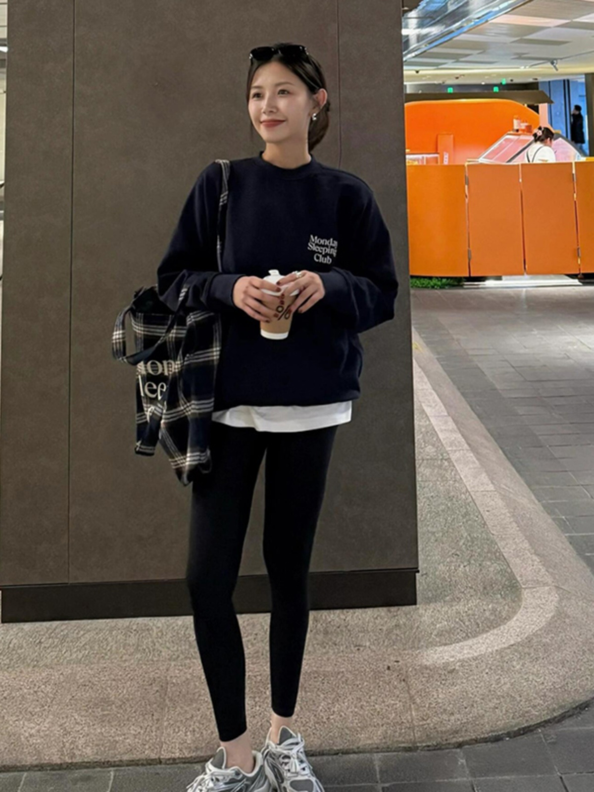 Oversize Letter Print round Neck Long Sleeve Top 2025 Fall New Arrival Best Selling Idle Style Hoodless Sweater Female