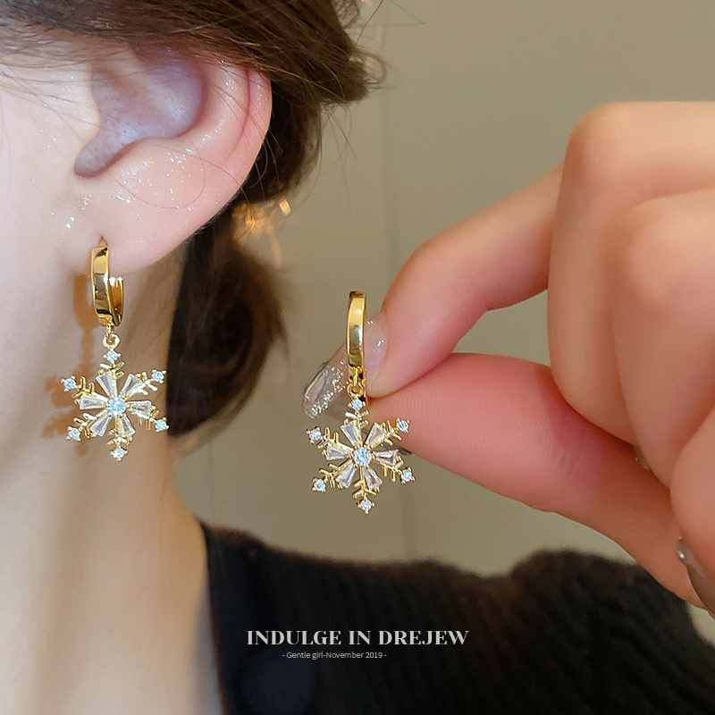 French Gold Snowflake Ear Clip Earrings Accessible Luxury Fancy Graceful and Fashionable Earrings Suitable for Winter Earrings for Women
