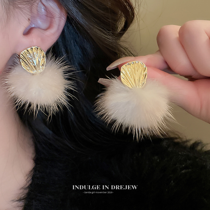 Summer Fur Ball Earrings Niche Design Elegant Stud Earrings for Women Fancy 2025 New Arrival Top-Selling Product Fashion Earrings
