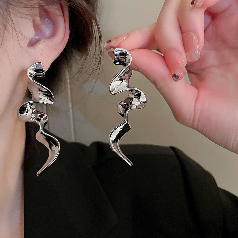 Geometric Earrings Accessible Luxury Niche Design Classy Metal Cold Style Stud Earrings Exaggerated Unique Summer Long Earrings Women