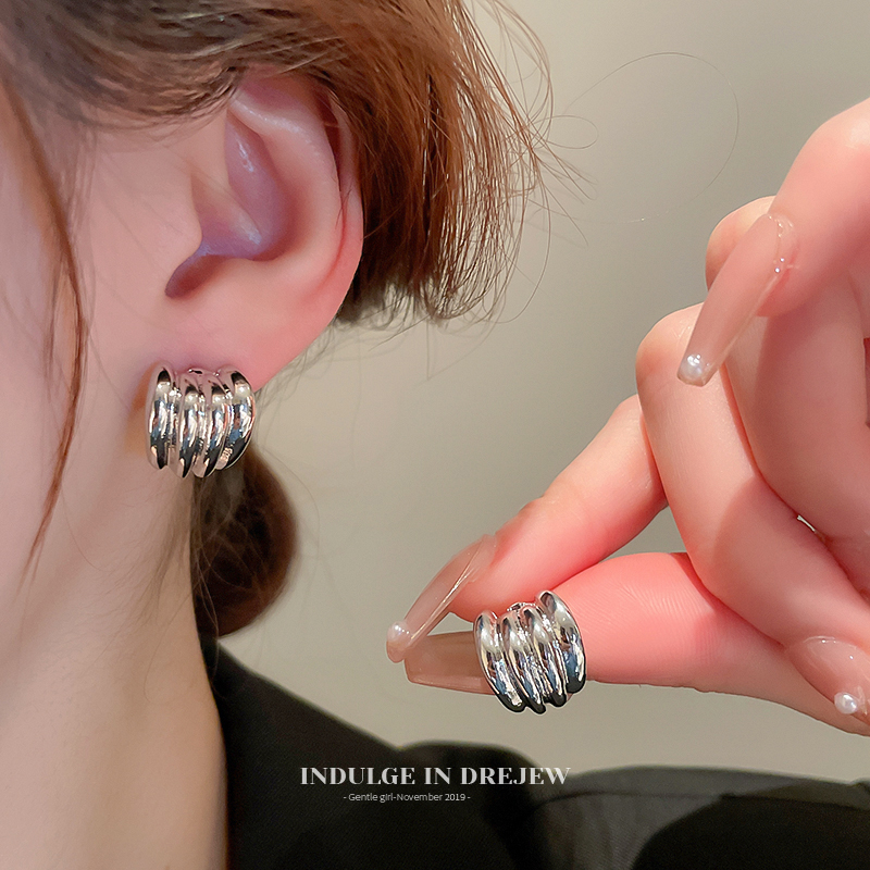 Metal Stud Earrings Unique Niche Design Elegant Earrings Cold Wind Fancy 2025 New Arrival Personalized Earrings Women