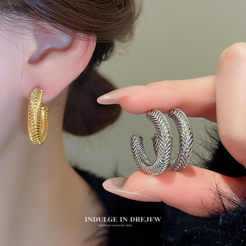 Minimalist Metallic Snake Bone C- Shaped Stud Earrings 2025 New Arrival Accessible Luxury Fancy Elegant Earrings Vintage Earrings Women