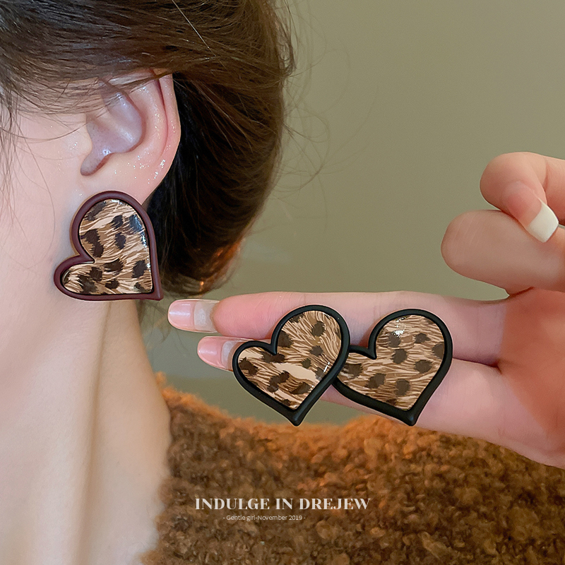 Retro Heart Leopard Print Stud Earrings Accessible Luxury Fancy Elegant New Arrival Earrings Fashion Maillard Irregular Earrings Women