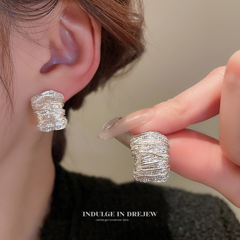 Metal Stud Earrings for Women Small Stylish Unique Earrings Fancy 2025 New Arrival Best Selling Temperament Fashion Earrings Women