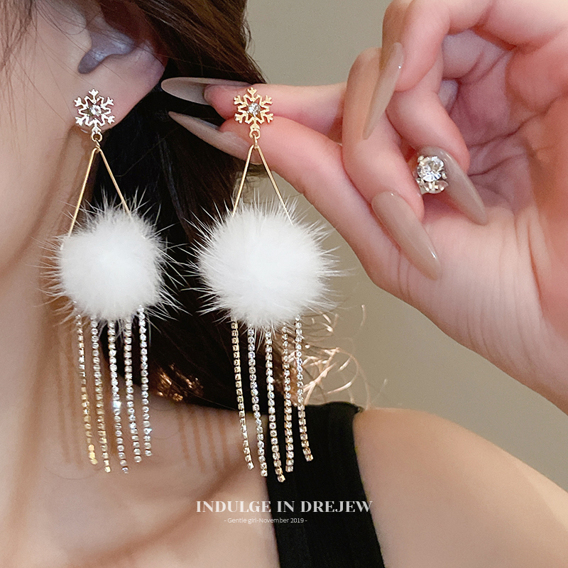 Sweet Snowflake Tassel Earrings Fashion New Studs Accessible Luxury Fancy Dignified Generous Style Summer Wool Ball Earrings Women