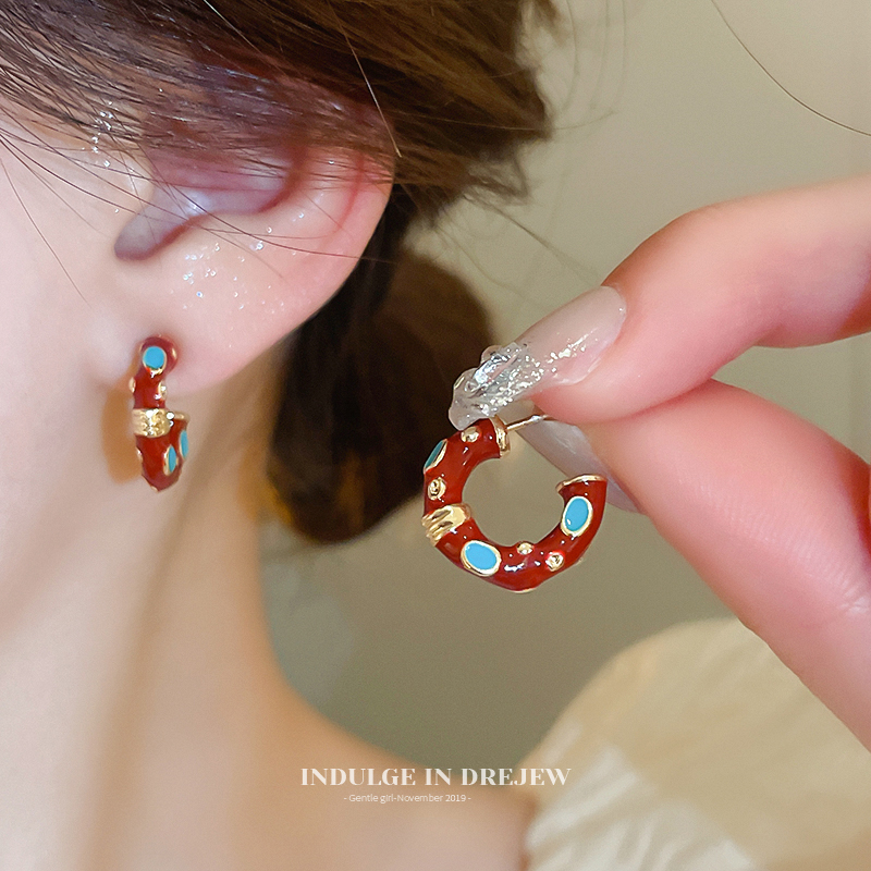 Red Letter C- Shaped Stud Earrings Accessible Luxury Fancy Elegant Earrings 2025 New Arrival Best Selling Fashionable and Versatile Earrings