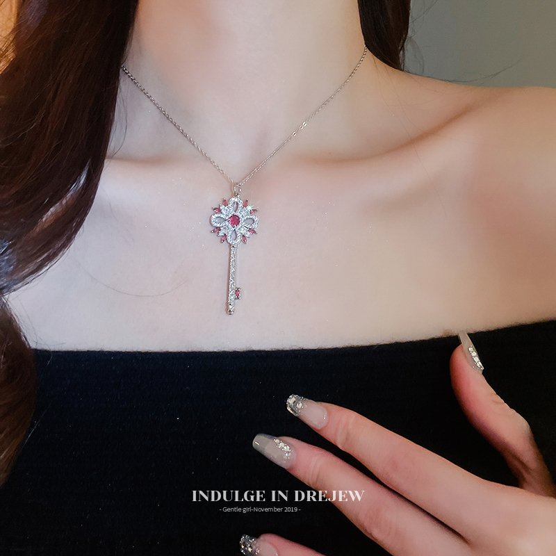 French Silver Key Necklace Fancy Light Luxury Minority Necklace Female 2025 New Arrival Elegant Ins Sweater Accessories