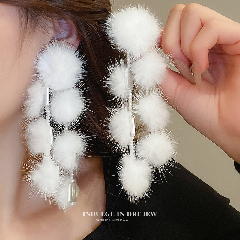 Exaggerated Fur Ball Pearl Tassel Earrings Accessible Luxury Fancy Elegant Elegant Stud Earring Summer Stuffed Eardrop Earring Women