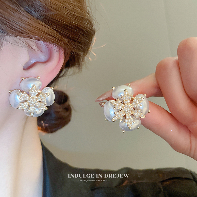 French Style Retro Snowflake Pearl Stud Earrings Accessible Luxury Fancy Elegant Generous Earrings 2025 New Arrival Exaggerated Earrings Women