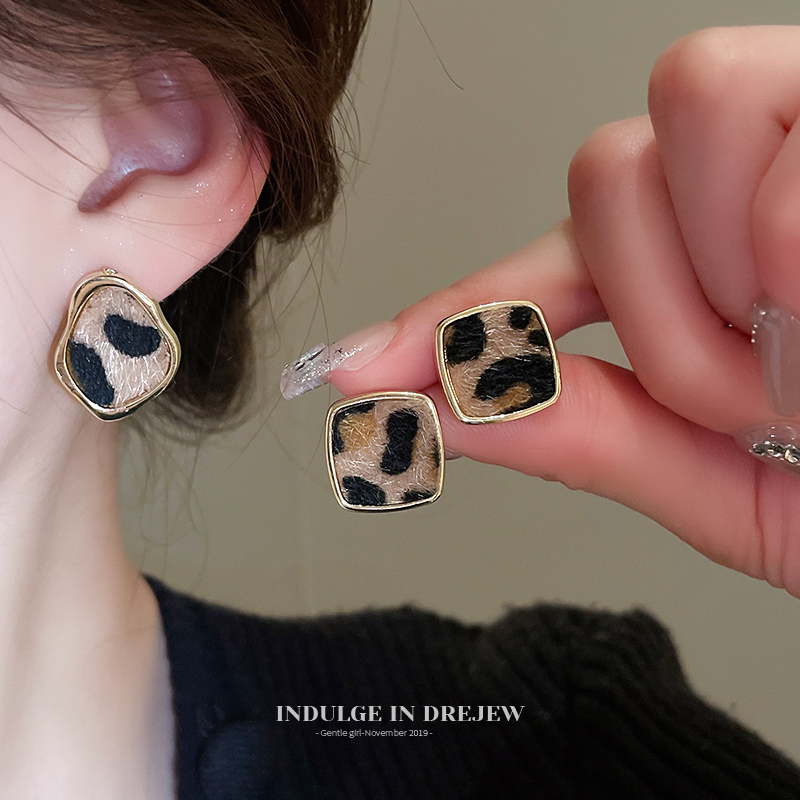 Retro Square Leopard Print Stud Earrings 2025 New Arrival Best Selling Elegant Earrings Accessible Luxury Fancy Fashionable and Versatile Earrings