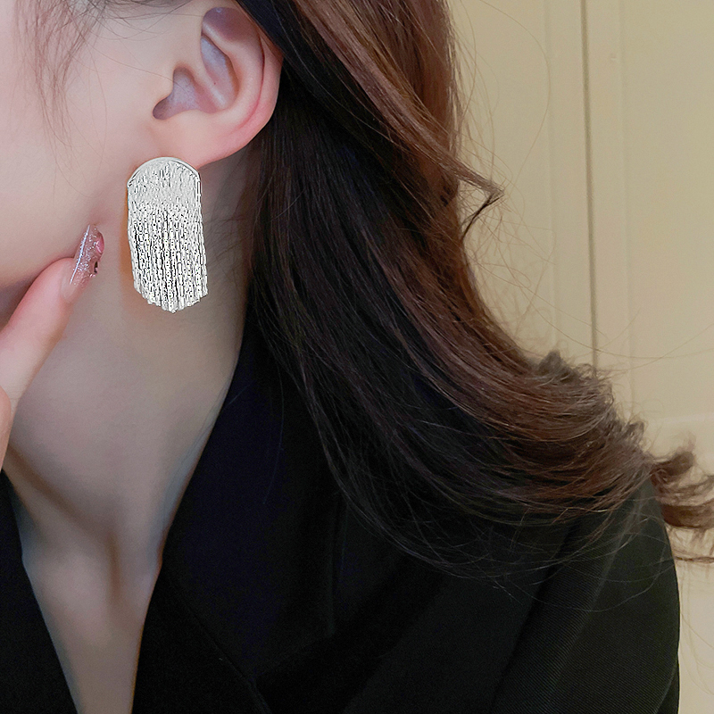 Fujia Gold Tassel Earrings 2025 New Arrival Best Selling Niche Design Classy Mild Luxury Retro Trendy Earring Pendant