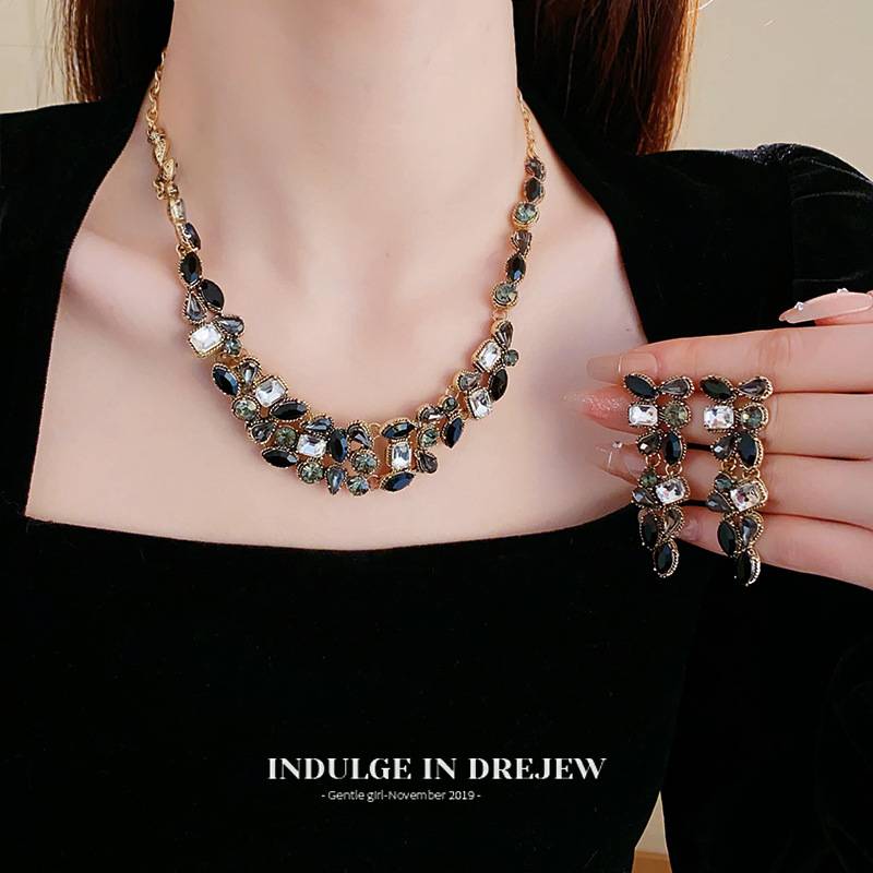 Black Crystal Necklace 2025 New Arrival Best Selling Clavicle Chain Fancy Light Luxury Minority Necklace Accessories for Women