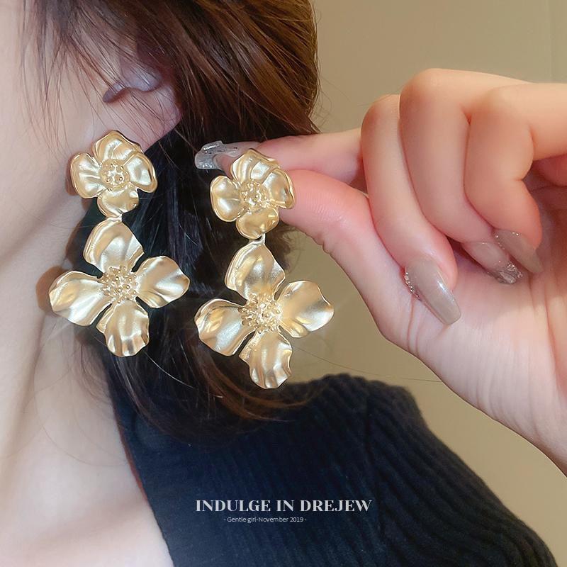 Fashion Gold Flower Stud Earrings Accessible Luxury Fancy Elegant Generous Earrings 2025 New Arrival Best Selling Metal Earrings Women