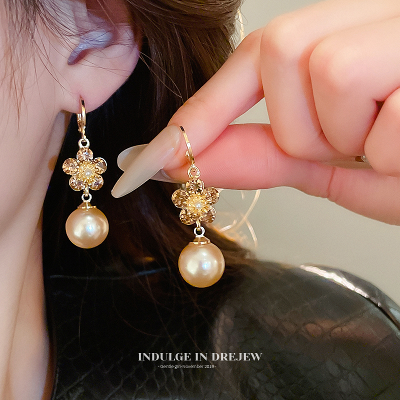 Shiny Diamond Flowers Pearl Ear Clip Earrings 2025 New Arrival Best Selling Fancy Earrings Elegant Metallic Earrings for Women