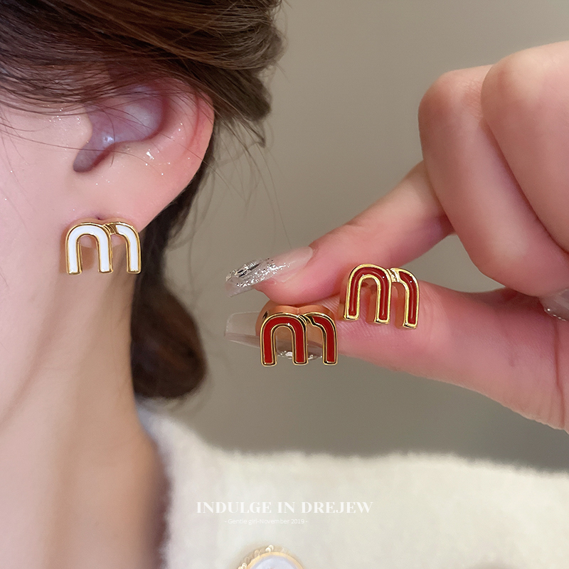 Minimalist Letter M Stud Earrings Accessible Luxury Fancy Elegant Earrings Small Commuting Fashion Earrings for Women 2025 New Arrival