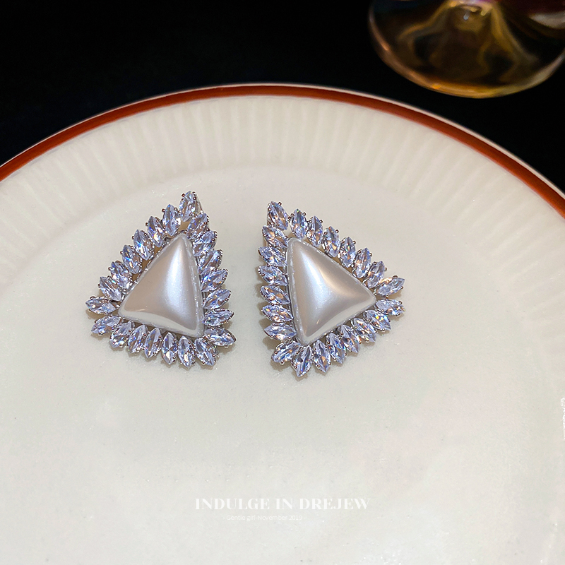 Retro Style Zircon Triangle Pearl Stud Earrings Accessible Luxury Fancy Elegant Generous Earrings New Arrival Exquisite Exaggerated Earrings