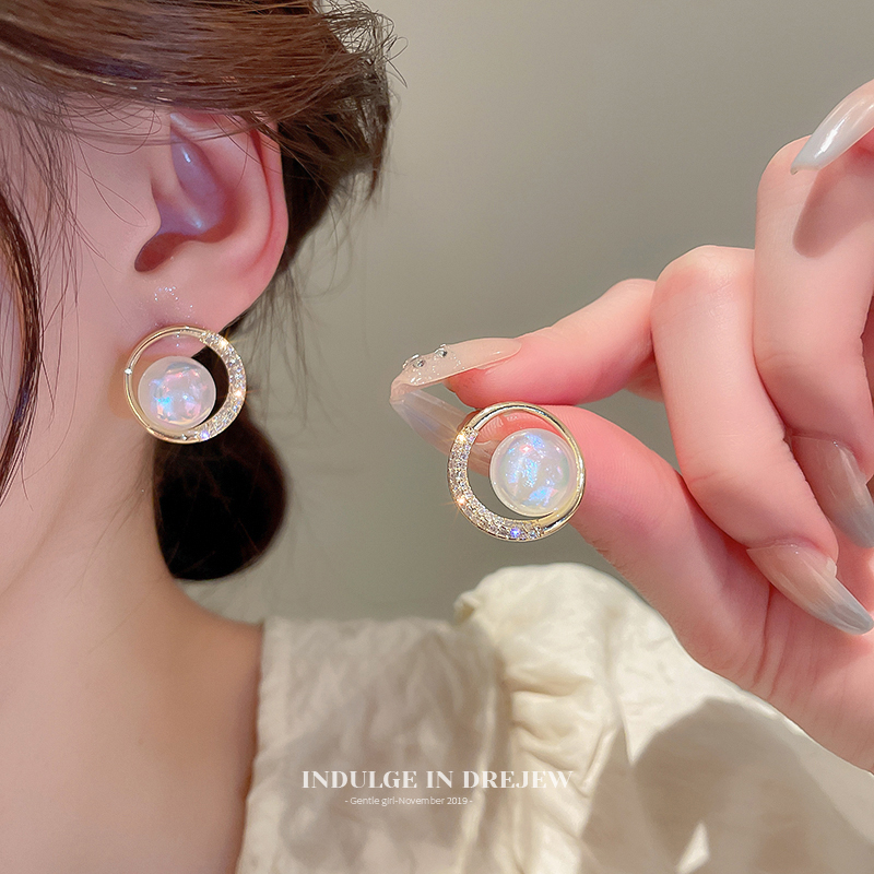Pearl Stud Earrings for Women Summer 2025 New Arrival Tide Light Luxury Minority Fancy Elegant Earrings for Ladies Unique Earrings