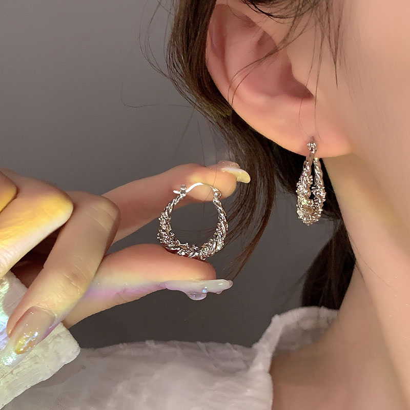 Fancy Winding Rhinestone Ear Clip Personalized Cold Style Earrings 2023 New Arrival Trendy Simple and Elegant Earrings Women