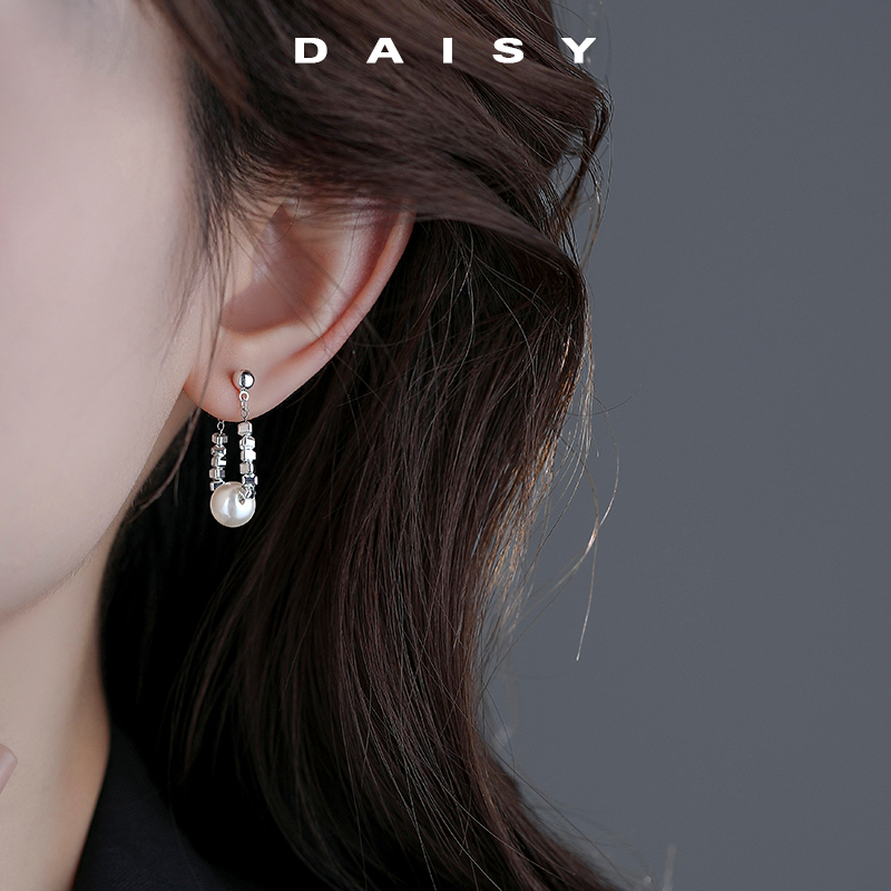 Small Pieces of Silver Pearl Earrings for Women Special-Interest Design Elegant Earrings 2025 New Arrival Best Selling Fancy Silver Needle Ear Jewelry