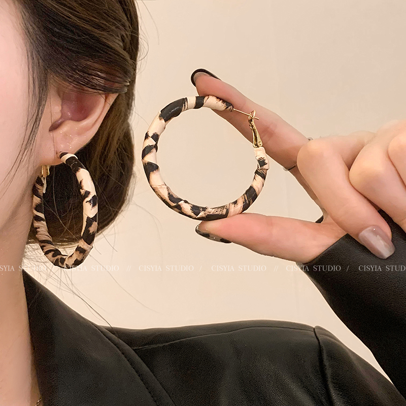 Savage Pepper ~ Leopard C- Type Leather Earrings for Women Spring Maillard Retro Temperament Entry Lux Earrings Hot-Sale Earrings
