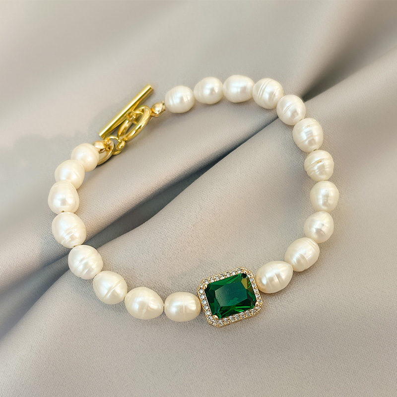 Accessible Luxury Vintage Court Style Pearl Bracelet