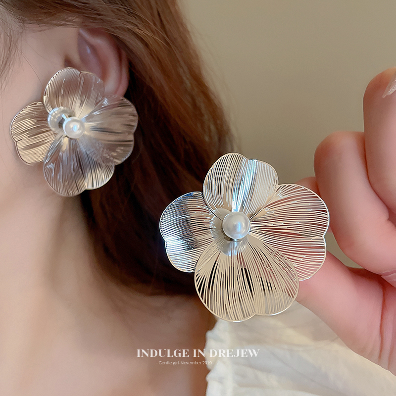 Exaggerated Large Flower Earrings 2025 New Arrival Best Selling Pearl Earrings Female Niche Design Elegant Socialite Earrings