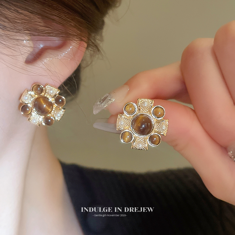 Retro Coffee Color Flower Stud Earrings Accessible Luxury Fancy Elegant Earrings 2025 New Arrival Top-Selling Product Fashion Maillard Earrings