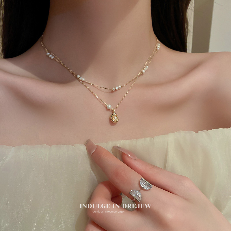 Internet Celebrity 2025 New Arrival Light Luxury Minority Classy Stylish Small Pearl Necklace Female Summer Elegant Clavicle Chain Neck Chain