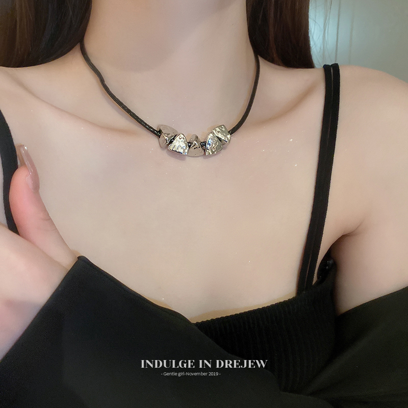 Black Leather Necklace Cold Style Fancy Temperament Clavicle Chain Accessible Luxury Niche Design Necklace Accessories Women