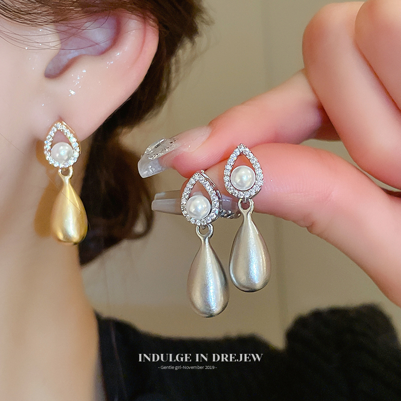 French Water Drop Pearl Stud Earrings Accessible Luxury Fancy Elegant Special Interest Earrings 2025 New Arrival Fashionable Stylish Earrings for Women