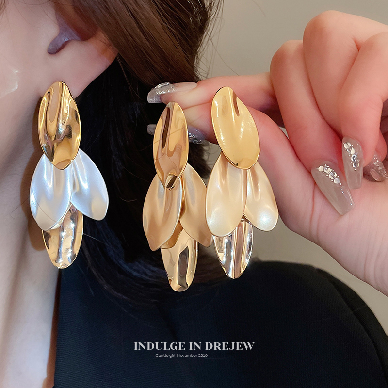Metal Leaf Tassel Earrings 2025 New Arrival Best Selling Fancy Ear Studs Dignified Generous Style Frosty Style Earrings Women