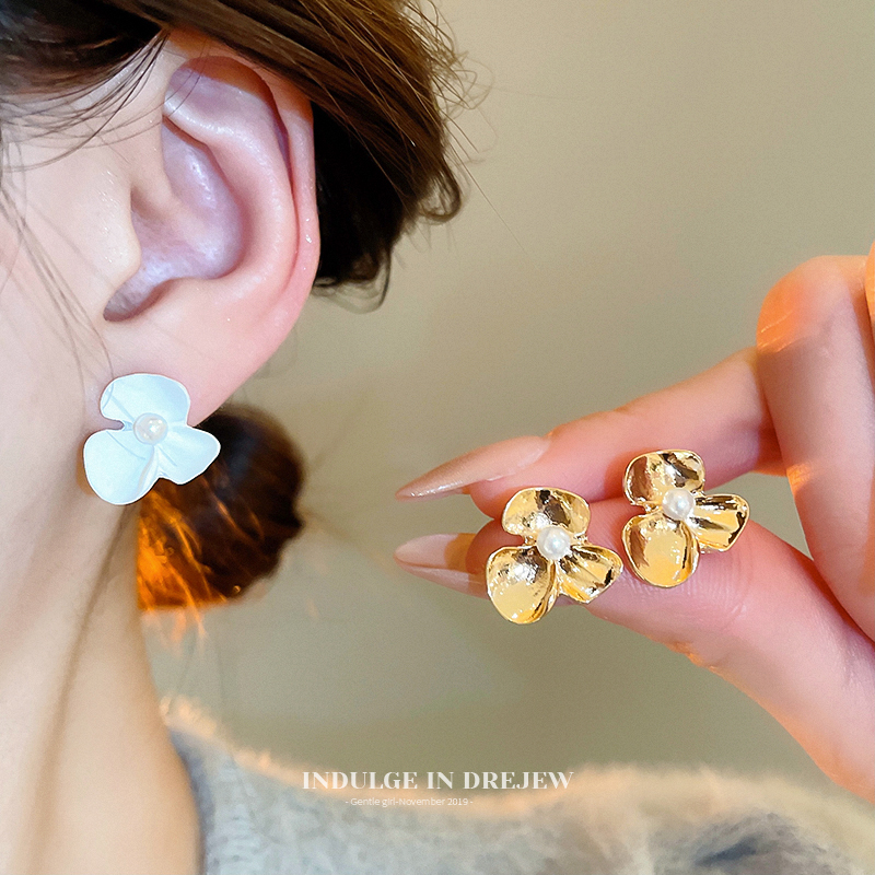 Minimalist Sweet Flower Pearl Stud Earrings 2025 New Arrival Hot-Selling Earrings Accessible Luxury Fancy Graceful Earrings Women