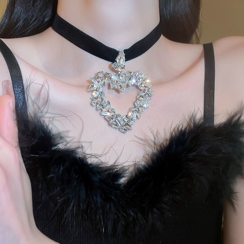 Heart Pendant Necklace Light Luxury Minority Velvet Necklace Women's Cold Wind Black Neck Band Elegant Fancy Accessories