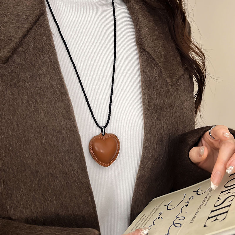 Caramel Leather Heart Necklace Accessible Luxury Autumn/Winter Sweater Chain Special-Interest Design Clavicle Chain Fancy Necklace Accessories